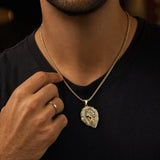Pendentif Lion aux Yeux Rouges porté