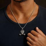 Pendentif Lion Haltère porté