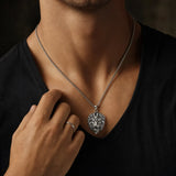 Pendentif Lion Sauvage porté
