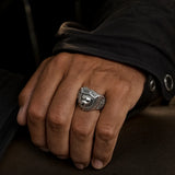 Bague Tête de Lion Fleur de Lys porté