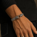 Bracelet Lion Symbole porté