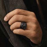 Bague Tête de Lion Noire et Rouge porté
