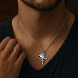 Pendentif Sleeping Lion Heart porté