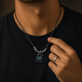 Pendentif Lion Constellation porté