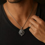 Pendentif Lion Design Sauvage porté